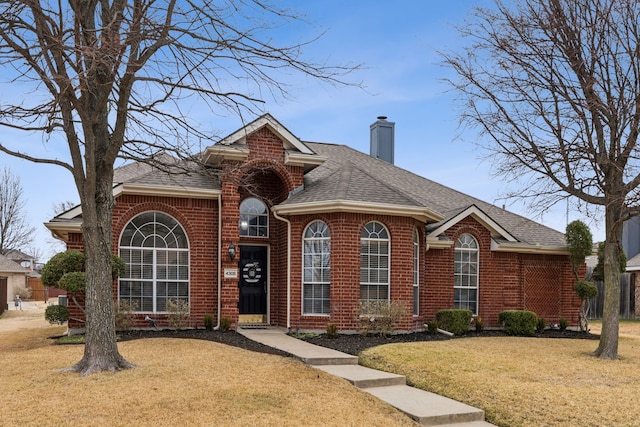 view of front facade featuring a front yard