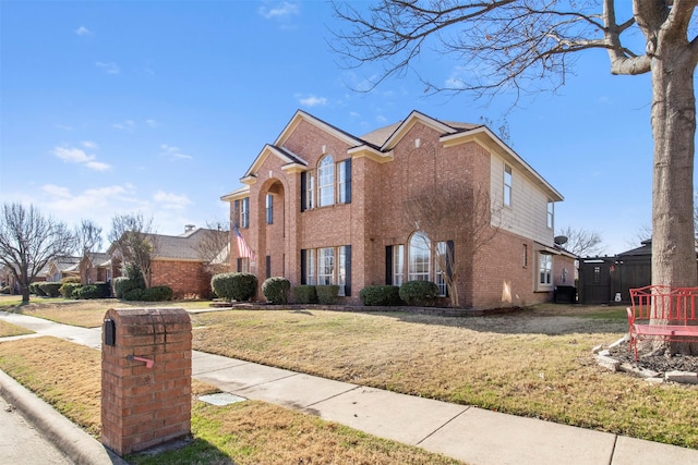 view of front of property featuring a front yard