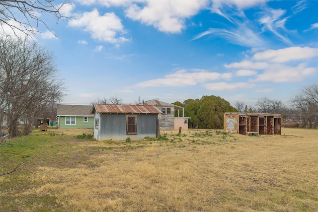 view of yard with an outdoor structure