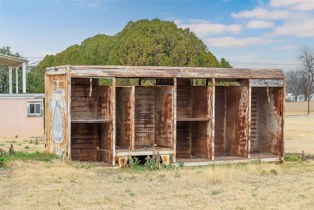 view of outdoor structure featuring an outbuilding