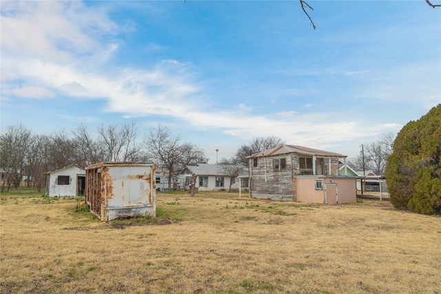 view of yard featuring an outdoor structure and a shed