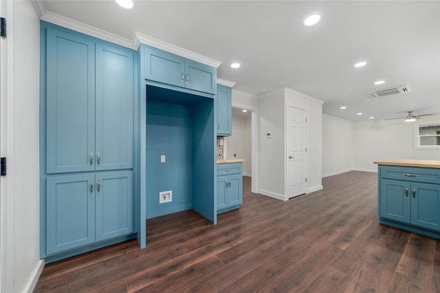 kitchen featuring visible vents, blue cabinetry, baseboards, recessed lighting, and dark wood-style flooring