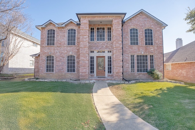 view of front of property featuring a front lawn