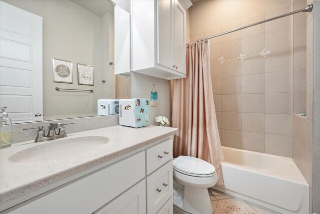 bathroom with a tile shower, a notable chandelier, vanity, and vaulted ceiling