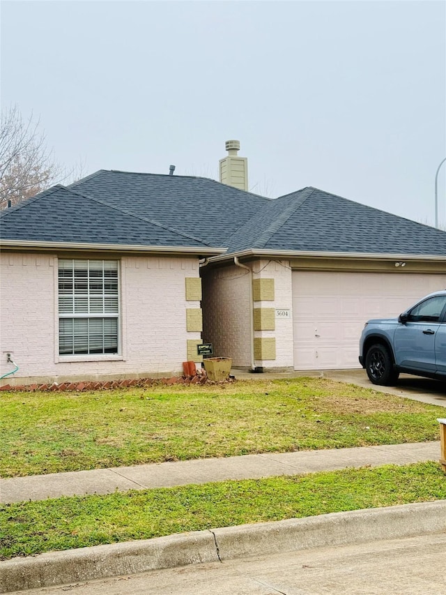 view of front facade featuring a garage and a front lawn