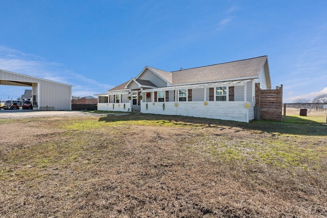 single story home with a front lawn