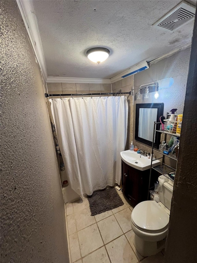 full bath with visible vents, a textured ceiling, a shower with shower curtain, and a textured wall