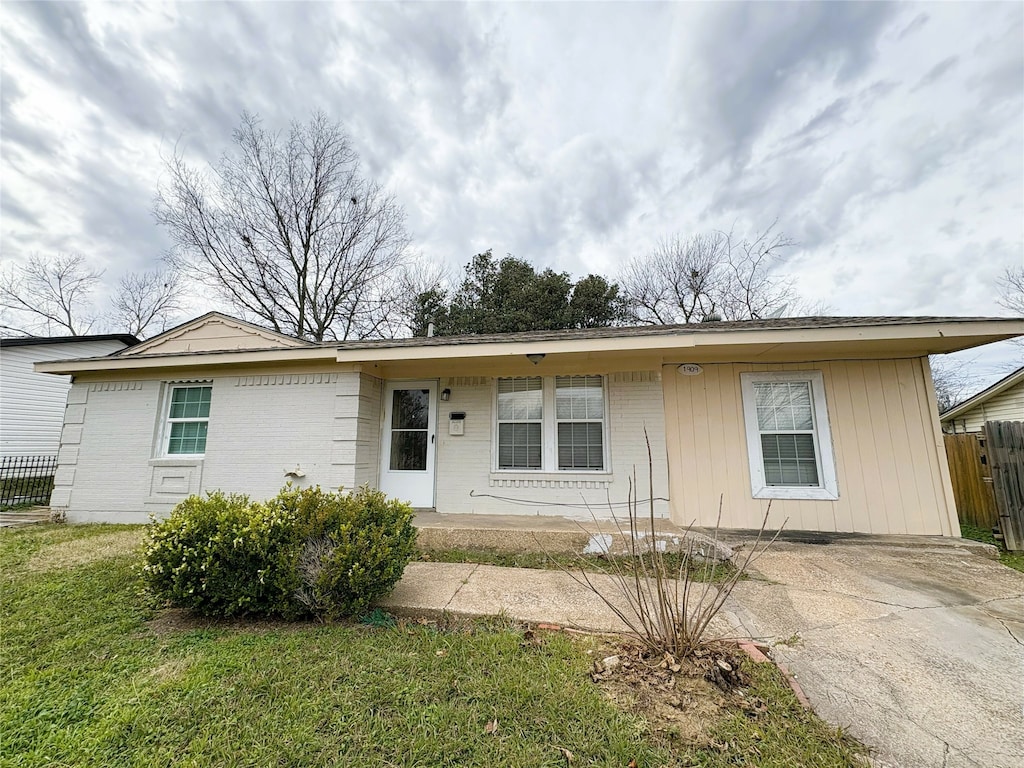 single story home featuring a front yard