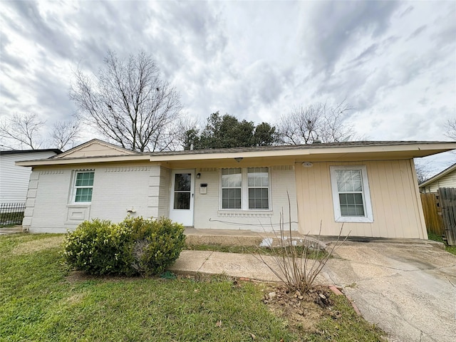 single story home featuring a front yard