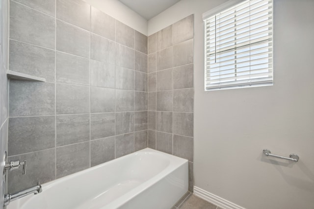 bathroom featuring tiled shower / bath combo