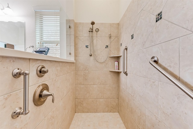 bathroom featuring a tile shower