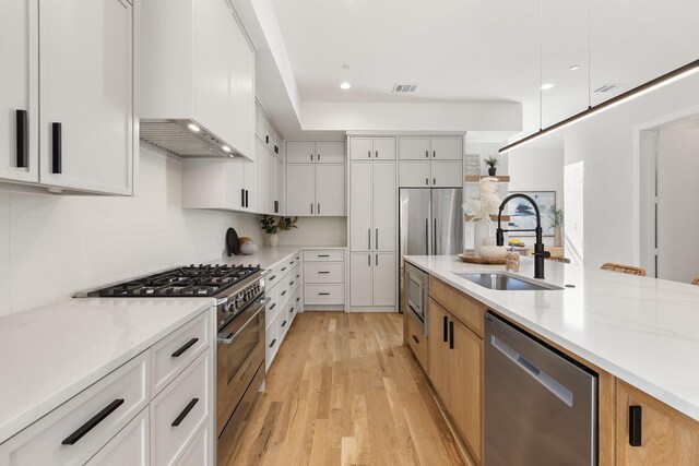 room details featuring hardwood / wood-style floors