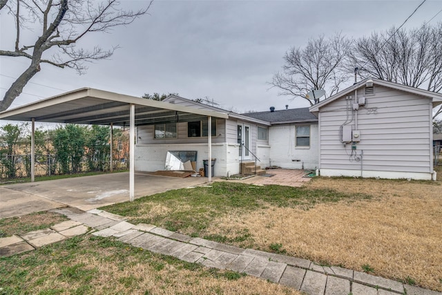 view of front of home featuring a carport and a front yard