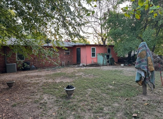 view of yard featuring central AC unit