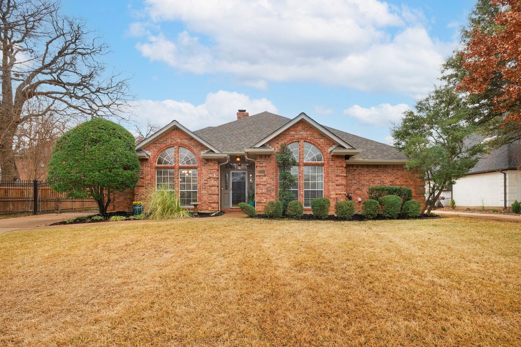 view of front of house with a front lawn