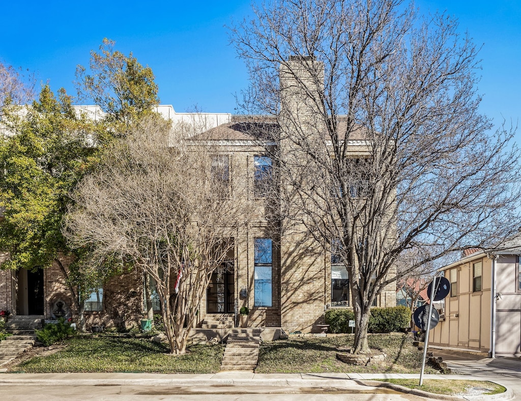 view of front of property featuring a front yard