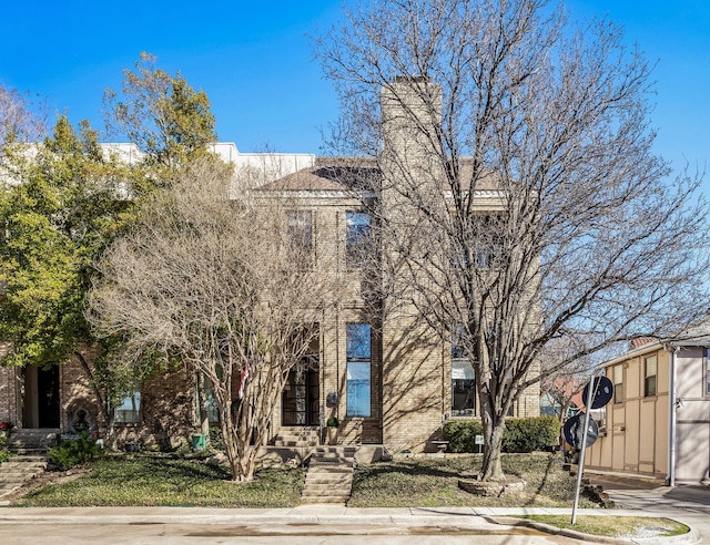 view of front of property featuring a front yard