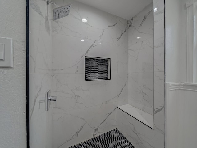 bathroom featuring a tile shower