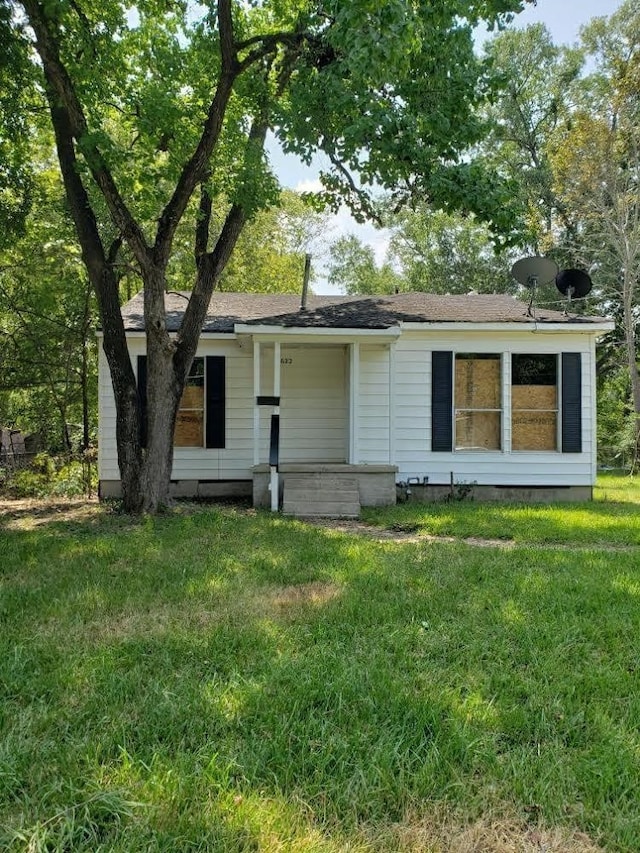 single story home featuring a front lawn