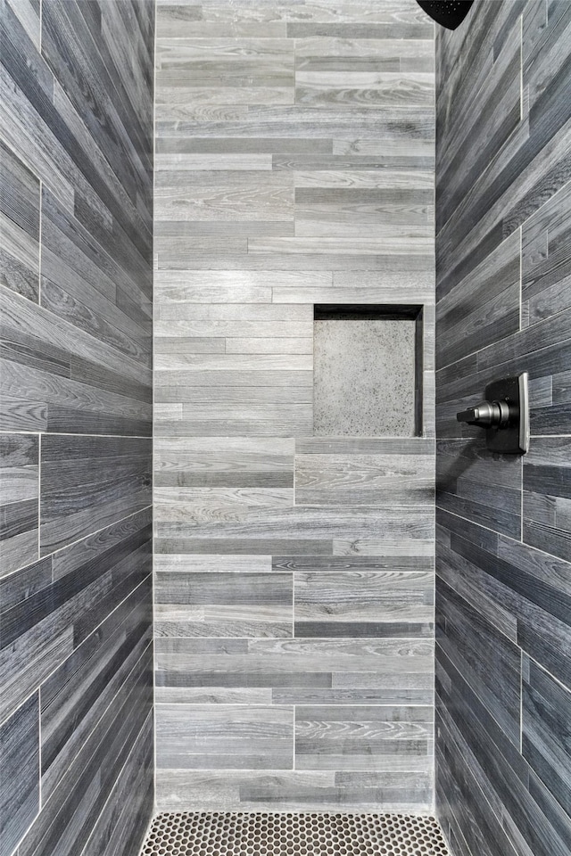 bathroom featuring a tile shower