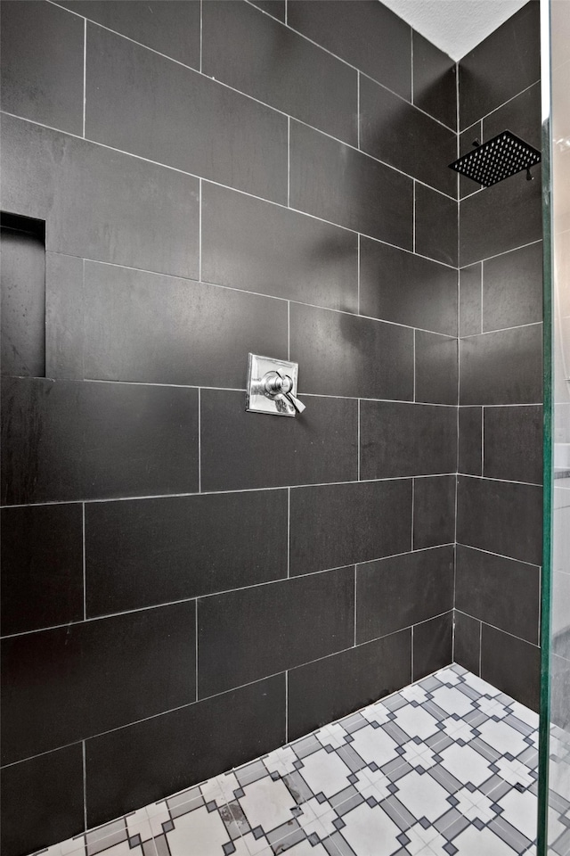 bathroom featuring a tile shower