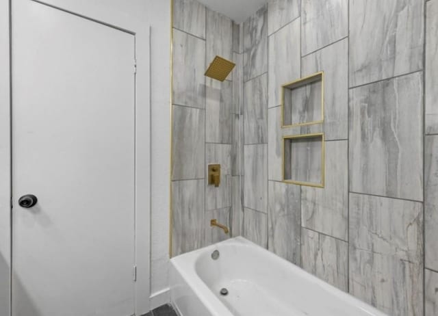 bathroom with tiled shower / bath combo