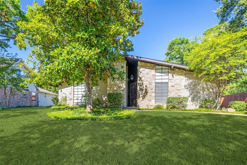 view of front of home with a front lawn