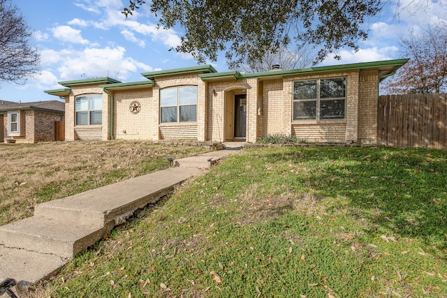 single story home with a front lawn