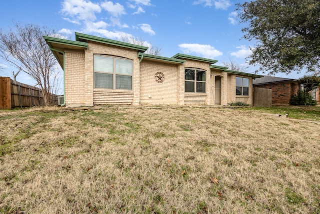 view of front of house featuring a front lawn