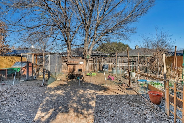 view of yard with an outbuilding