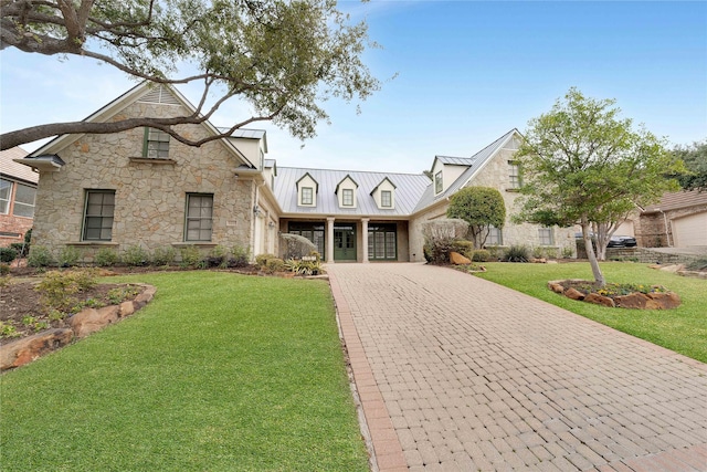 view of front of house with a carport and a front yard