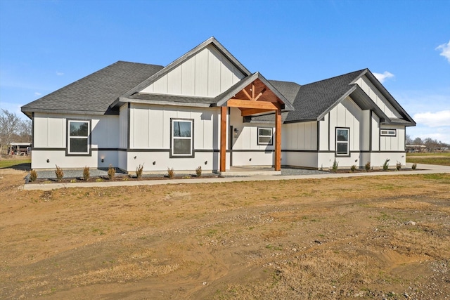 view of front of property with a front yard