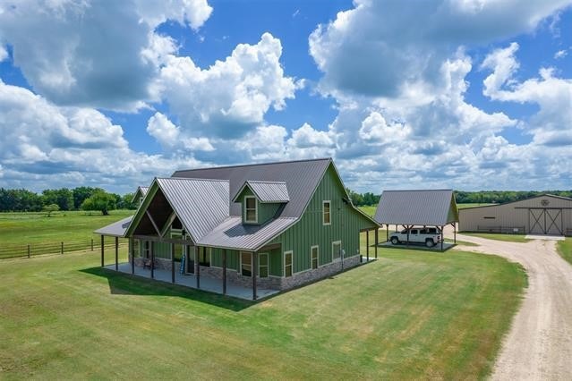 exterior space featuring a yard