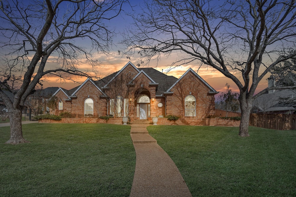 view of front facade with a yard