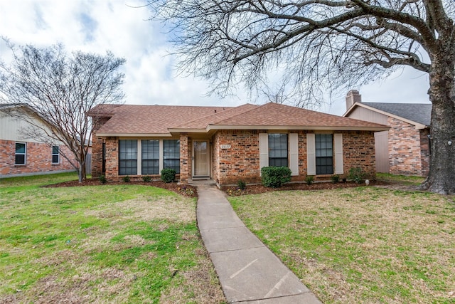 single story home with a front lawn