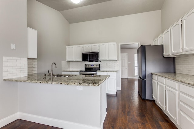 kitchen featuring sink, stainless steel appliances, kitchen peninsula, and white cabinets