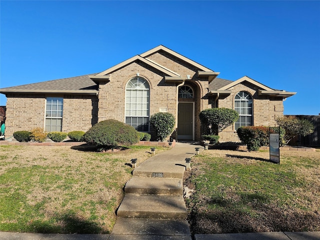 single story home with a front lawn