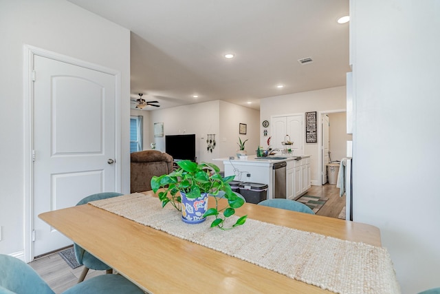 dining space featuring sink, light hardwood / wood-style flooring, and ceiling fan