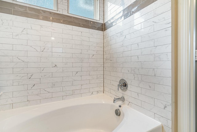 bathroom with tiled shower / bath