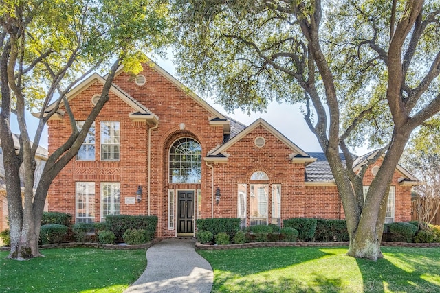 view of front of property with a front lawn