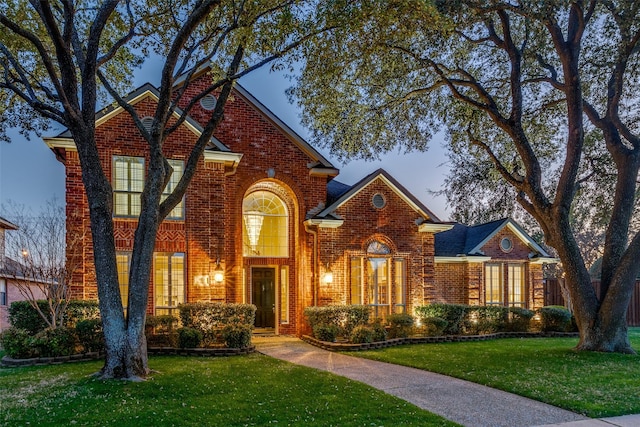 view of front property featuring a lawn