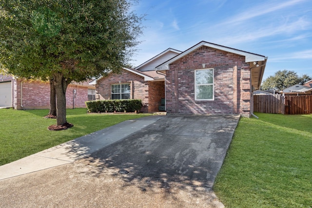 view of front of property featuring a front yard