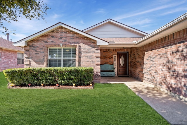 property entrance featuring a lawn