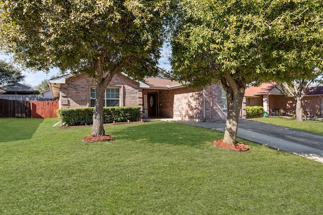 view of front of property featuring a front yard