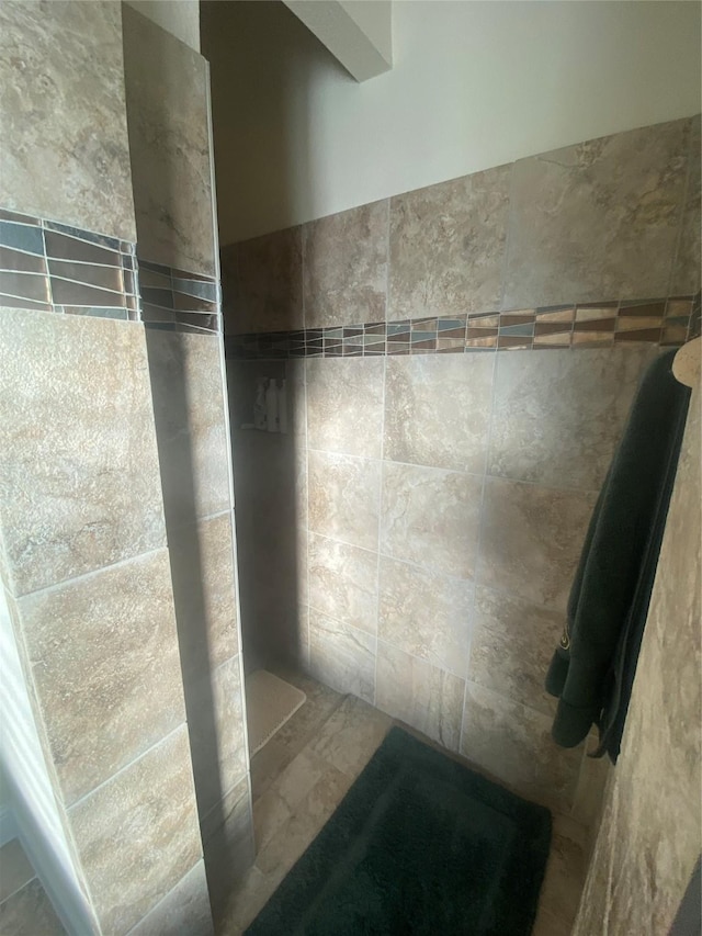 bathroom featuring a tile shower