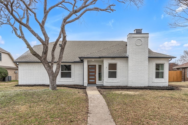 view of front of property with a front yard