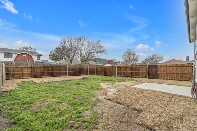 view of yard featuring a patio area