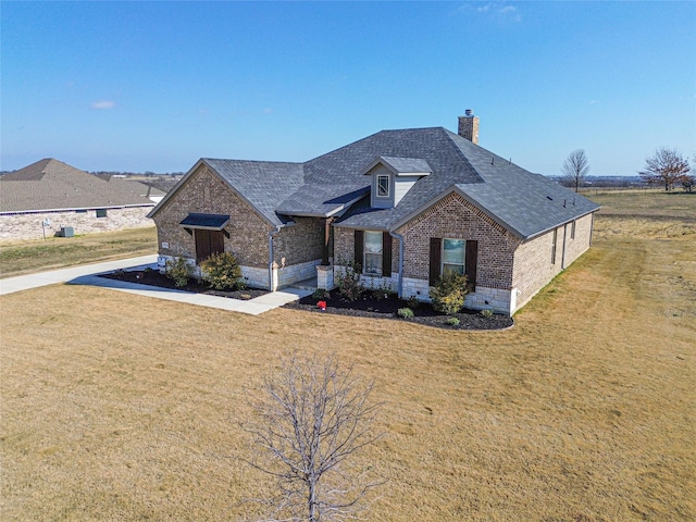 view of front of property featuring a front yard