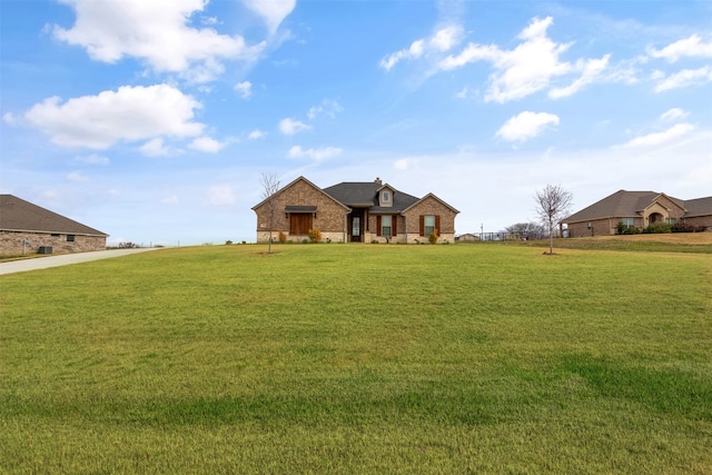 view of front facade featuring a front yard