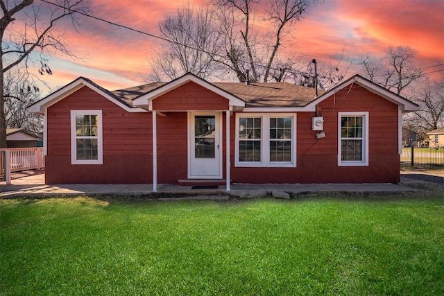 view of front of house featuring a yard